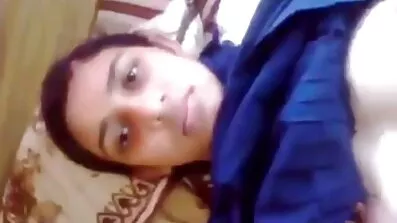 ছলনাময় ছেলেরা বড় শিশ্ন দিয়ে সেক্সভিডিও বাংলা ছানাটিকে ঘিরে ফেলে।