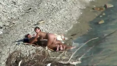ক্যামেরার ভাই বোনের সেক্স ভিডিও সামনে স্ত্রীকে মিষ্টি যোনিতে প্রসারিত করে।