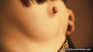 এই মহিলার নিখুঁতভাবে বাংলা ইংলিশ সেক্স ভিডিও একটি কসাই এর unchaven cunt fucks