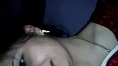 প্রলোভনসঙ্কুল স্বর্ণকেশী skimpy outfits সেক্স ভিডিও গান flaunts
