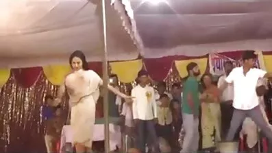 সুন্দরী তার বন্ধুকে সেক্স ভিডিও বাংলা বিছানায় শুইয়ে দিয়ে তার সাথে সেক্স করে।