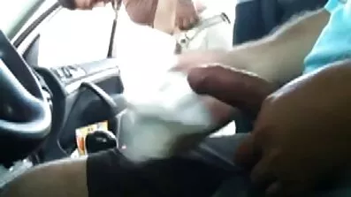 সেক্সি মুলাটো বাংলা লাইভ সেক্স ভিডিও তার হাত দিয়ে তার টুপি ঘষে।