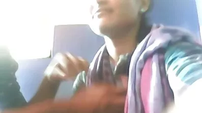 লোকটি সফলভাবে তার পেট উপর রাখা এবং একটি সেক্সি ছানা বেঙ্গলি সেক্সি বিএফ fucks