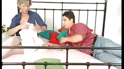 একটি লিঙ্গের উপর আরামে নতুন বাংলা সেক্স ভিডিও বসতি স্থাপন করে তিনটি গাভী।