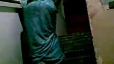 বন্ধুটি আত্মবিশ্বাসের সাথে তার বান্ধবীর নিউ বেঙ্গলি সেক্স ভিডিও গুদে হাতুড়ি দেয় এবং ক্রিম দিয়ে তিনবার স্টাফ করে।