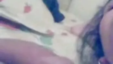 নগ্ন সুন্দরী মেয়ে বিছানায় বাংলা ছোট মেয়েদের সেক্স ভিডিও হস্তমৈথুন করছে