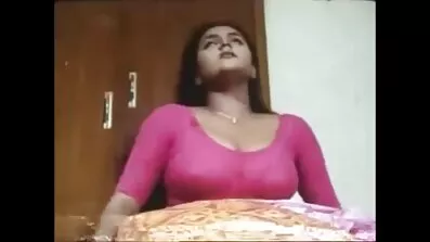 বাড়ির কাছের বাংলা সেক্স ভিডিও এইচডি রাস্তায় জিভ দিয়ে তার বান্ধবীর গুদকে আদর করে।
