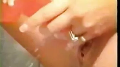 সোফায় শুয়ে থাকা একটি মেয়ের মলদ্বারে একটি বাংলা সেক্স মুভি ভিডিও ডিলডো চোদা