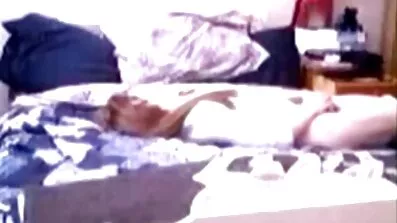 ট্যানড সৌন্দর্য বাঙালি সেক্সি ভিডিও সমুদ্রের পটভূমিতে ভঙ্গি করছে।