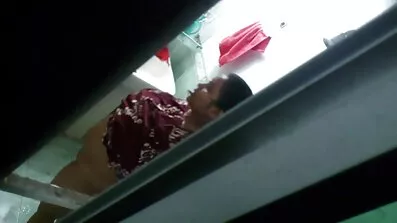 দুষ্টু যুবতী মেয়েটি সরাসরি ক্যামেরায় ছিদ্র দেখিয়েছিল এবং লাজুক বাংলা sex ছিল না।