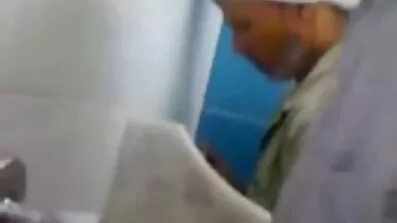 একটি পাম্প করা পুরুষ একটি সদস্যের সাথে একটি কামানো ভগ বাংলা দেশী সেকস হাতুড়ি।